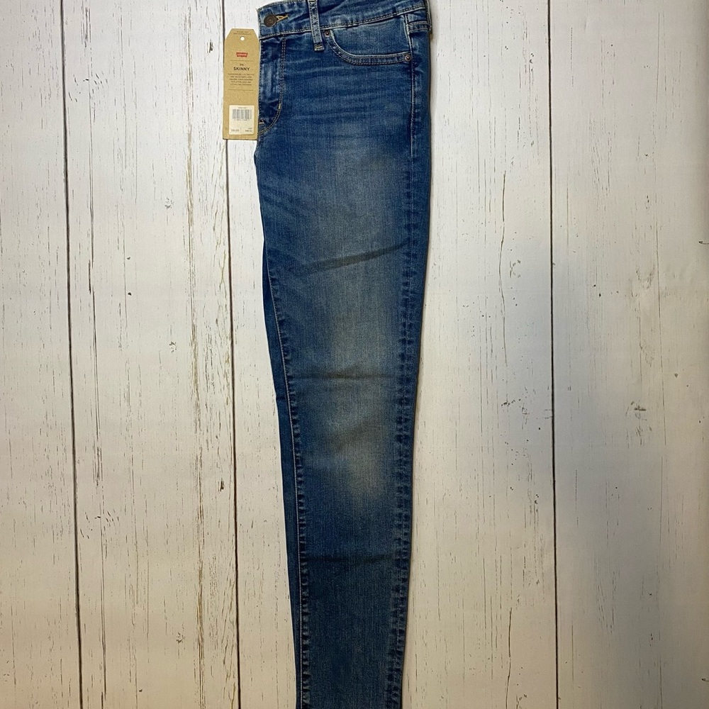 Levi’s 711 Skinny Jeans. NEVER WORN. Size 28